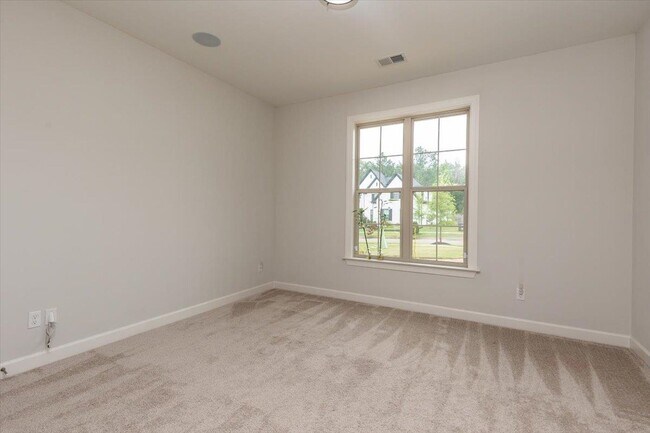 Building Photo - 5143 Lawrenceburg Ln