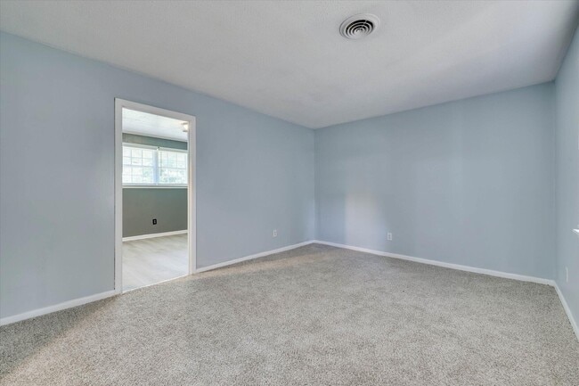 Building Photo - 2408 Southdale Dr