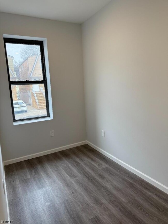 Building Photo - 37 6th St