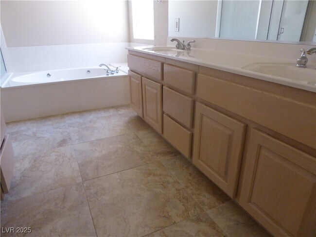 Building Photo - 2545 Youngdale Dr