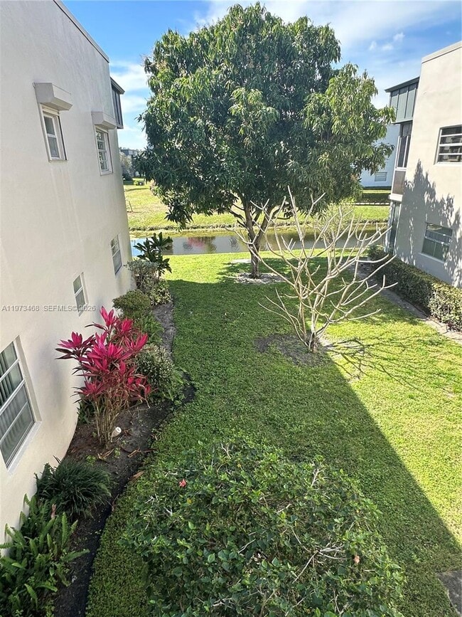 Building Photo - 323 Burgundy G