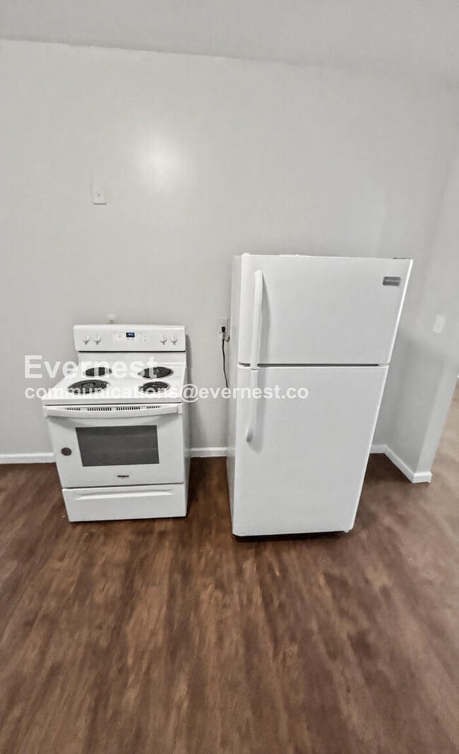 Building Photo - 3 Bed, 1 Bath Home with Fenced Yard / Available Soon!