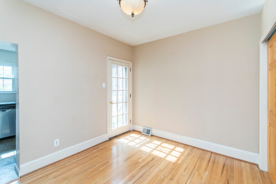 Building Photo - 527 S Lecount St