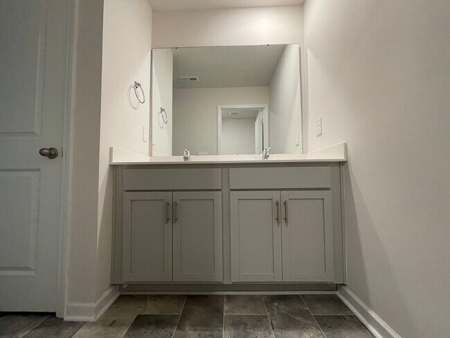 Building Photo - 11009 Austin Estates Dr