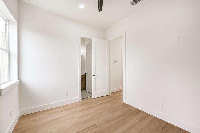 Building Photo - 3808 Ennis St