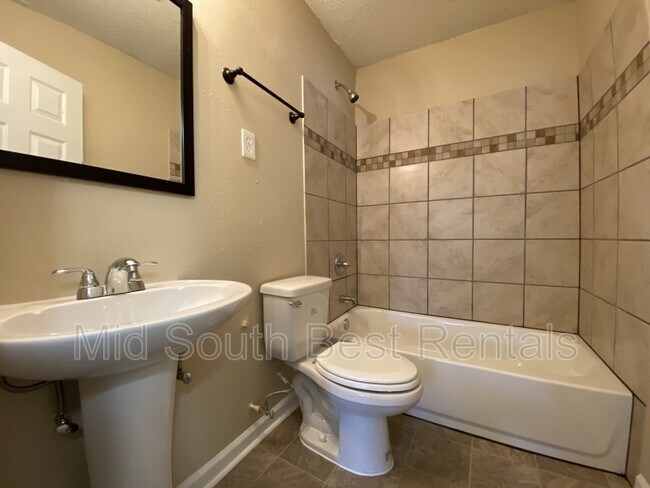 Building Photo - 1986 Dupont Ave