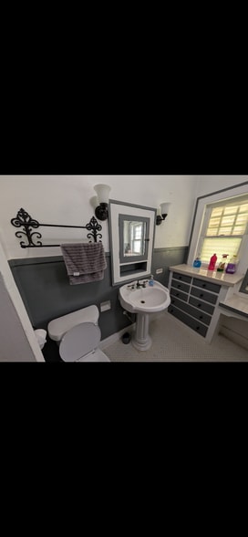 Bathroom - 208 E Ligustrum Blvd
