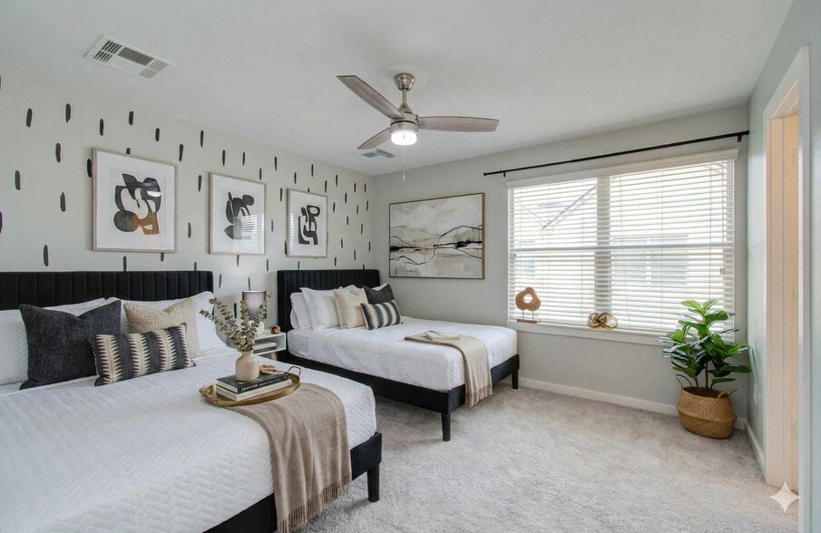 Building Photo - 5336 Darling St