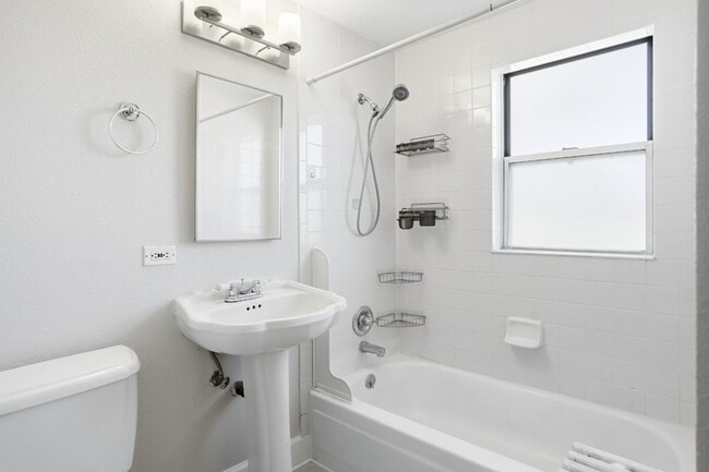 Building Photo - Park Hill 2 Bed Townhome - MOVE IN SPECIAL - Parking Included