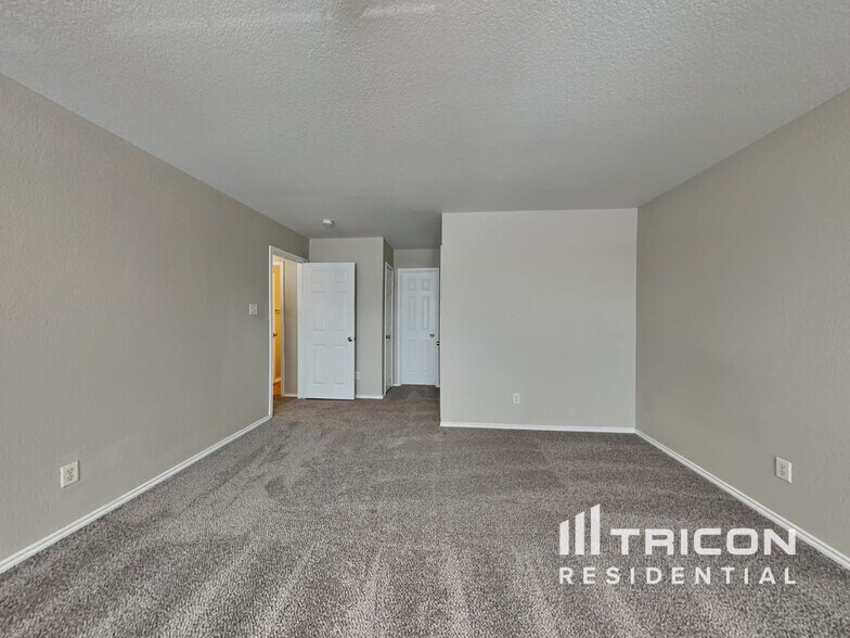 Building Photo - 10235 Shady Meadows