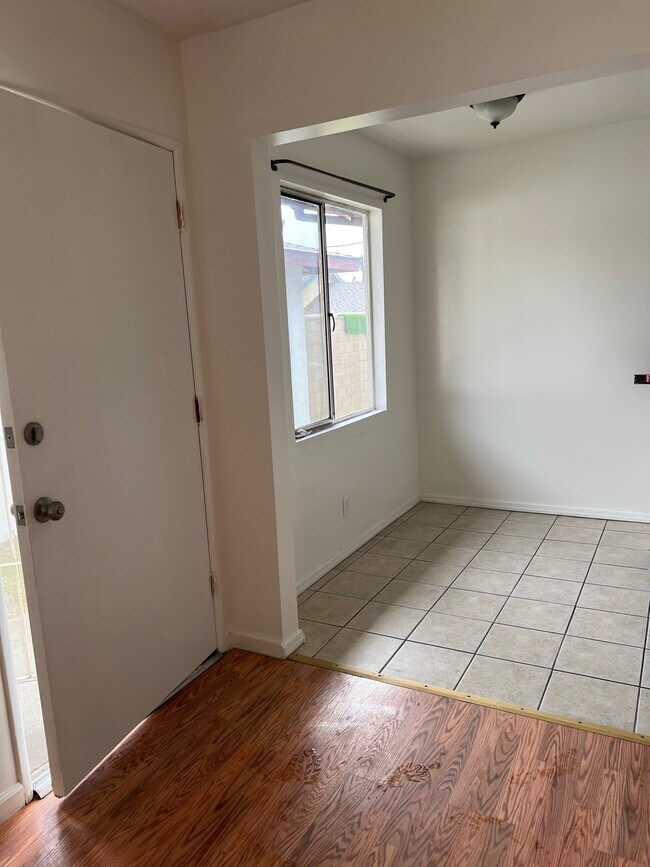 Building Photo - 407 Violet Ave