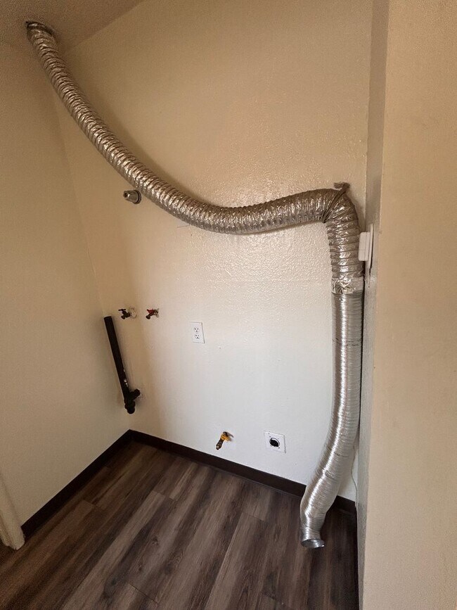 Building Photo - 3233