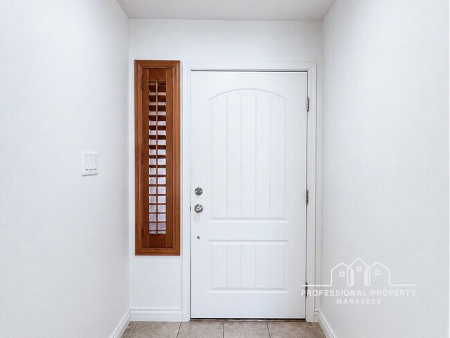 Building Photo - For Rent: 3-bedroom, 2-bathroom home in Villa Chaparral