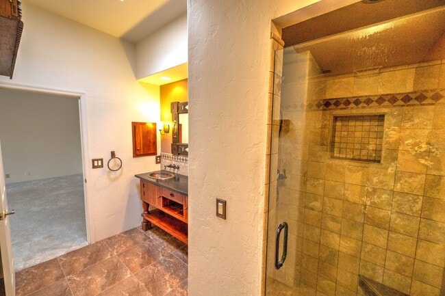 Building Photo - Single Story Foothills Home with Brand New Carpet in all Bedrooms!