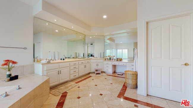 Building Photo - 4950 Densmore Ave