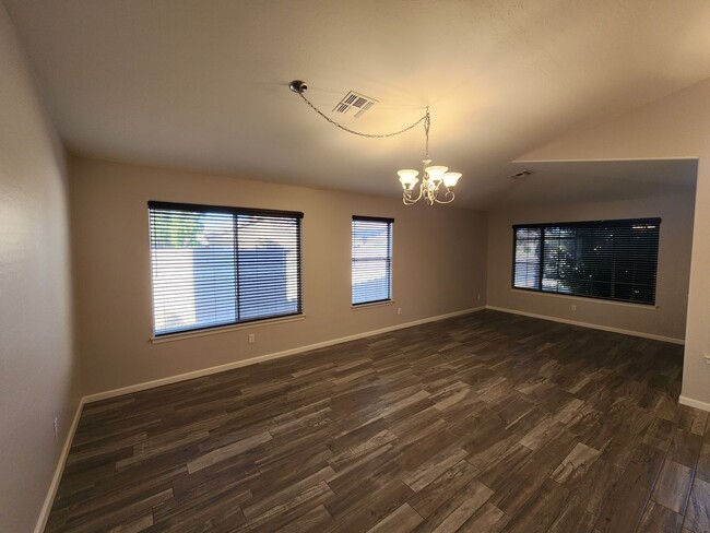 Building Photo - 4 Bedroom Home in the Silverhawke Communit...