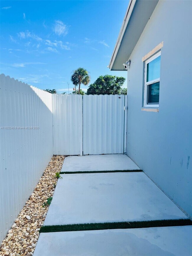 Building Photo - 6839 SW 21st St