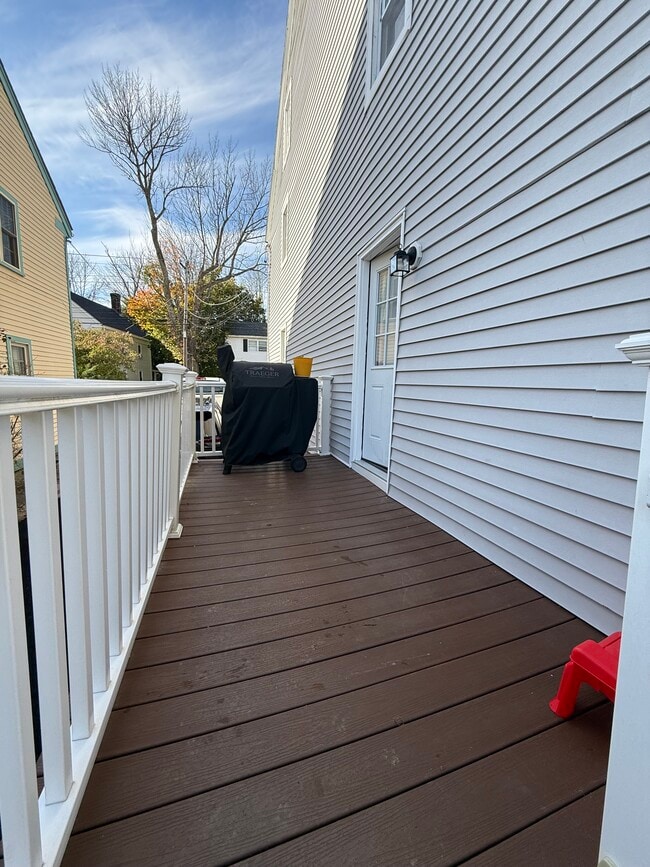 Building Photo - 72 Main St