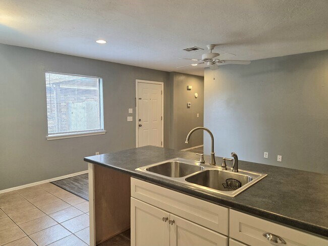 Building Photo - 507 Peppertree Ln