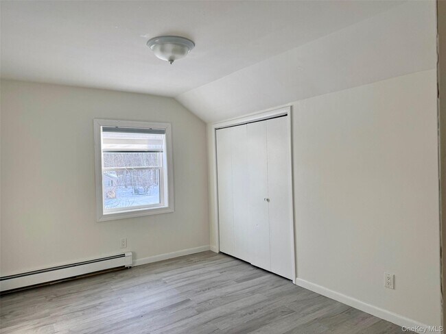 Building Photo - 136 Mountain Rd