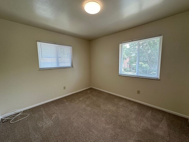 Building Photo - 300 E 16th Ave