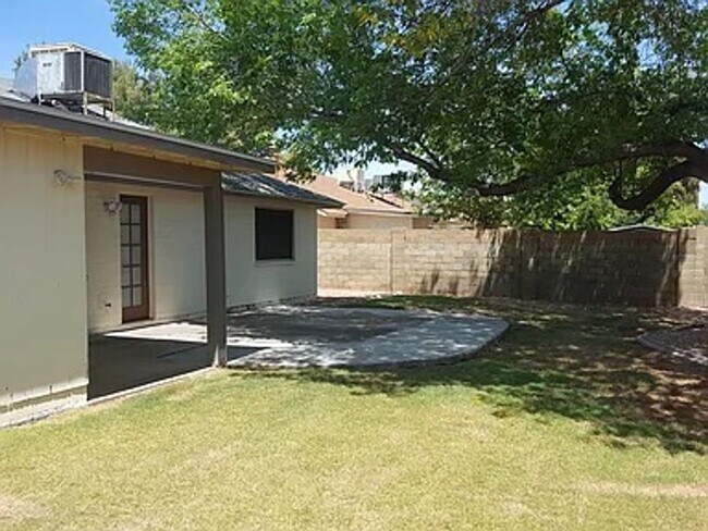 Building Photo - 921 W Naranja Ave
