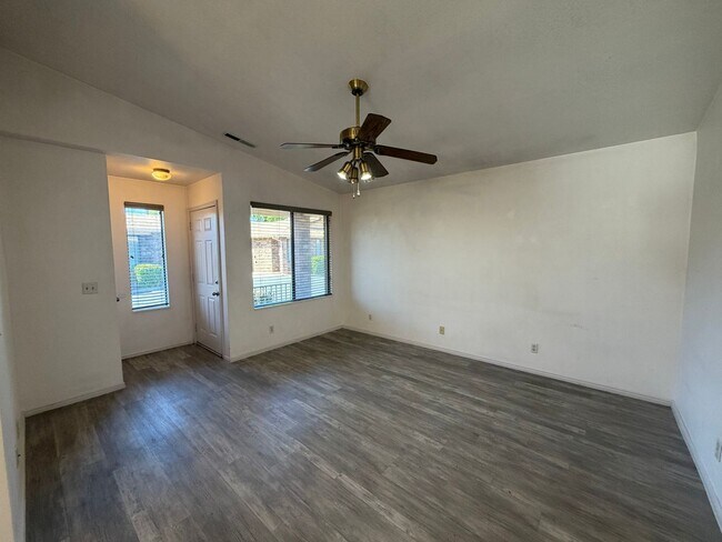 Building Photo - DARLING TOWNHOME FOR RENT!