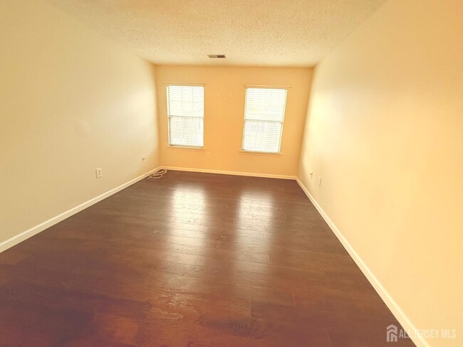 Building Photo - 207 Darwin Ln