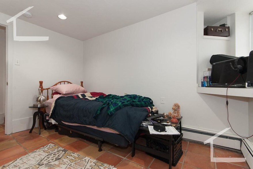 Building Photo - 86 Linden St