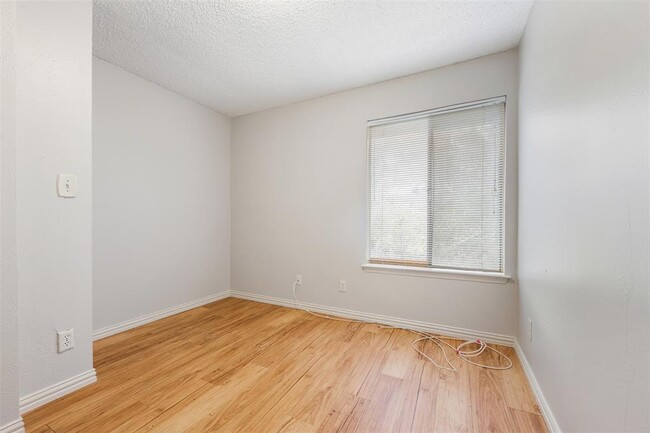Building Photo - 9520 Quail Village Ln