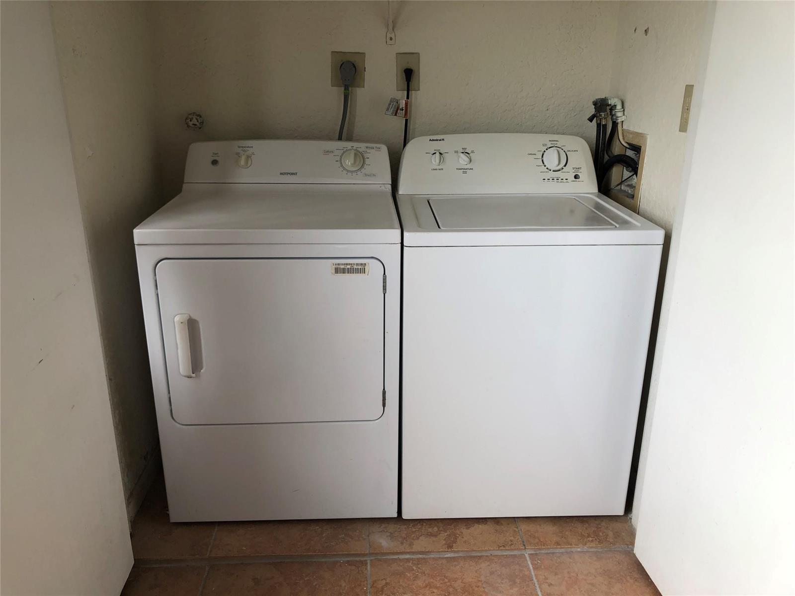 Building Photo - 2861 N Oakland Forest Dr