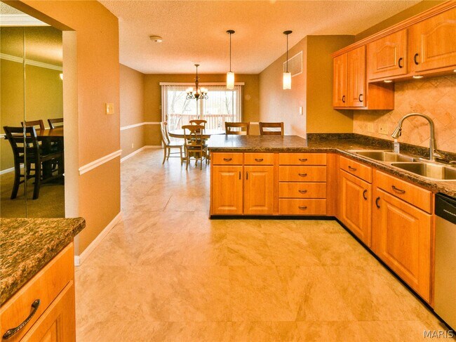 Building Photo - 2 Sunny Forest Ct