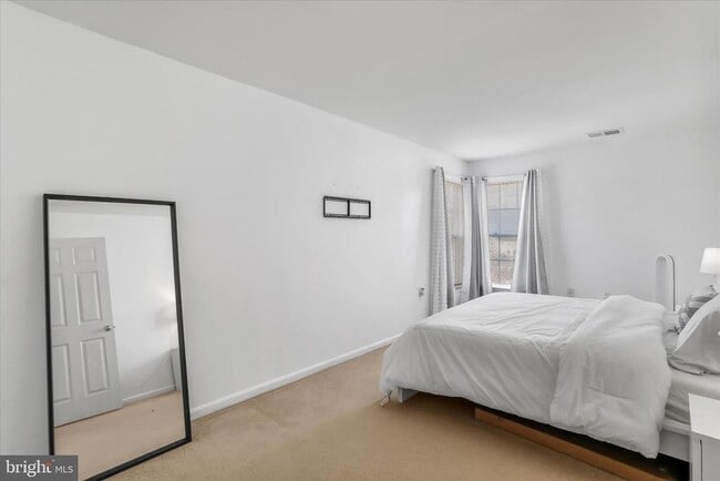 Building Photo - 301 Fontana Cir