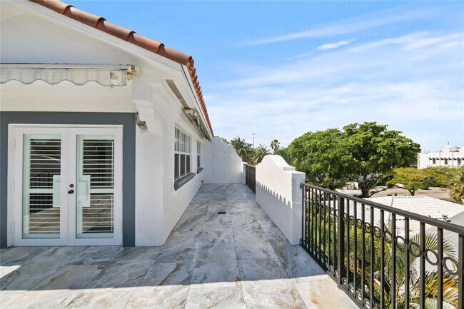 Building Photo - 732 NE 15th Ave