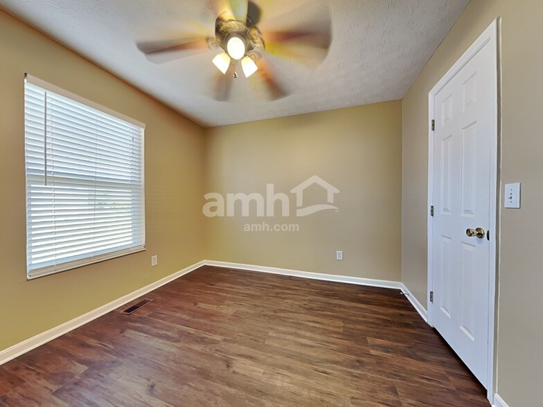 Building Photo - 18 Robin Way