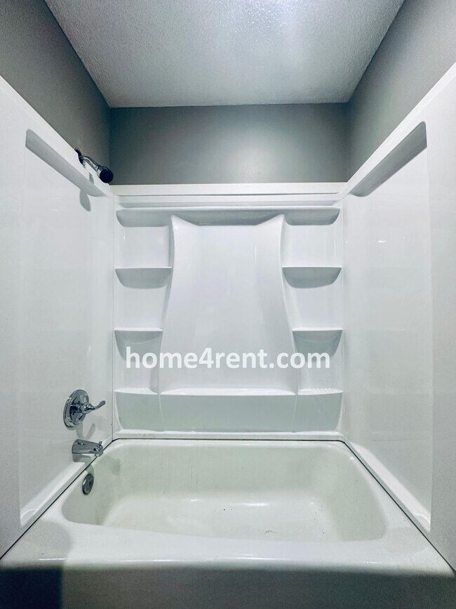 Building Photo - Raised Ranch Style Home in KCK w/ a Finished Basement and Conveniently Located Near I-635!