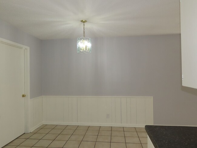 Building Photo - Charming 2 Bedroom, 1 Bath Duplex in White...