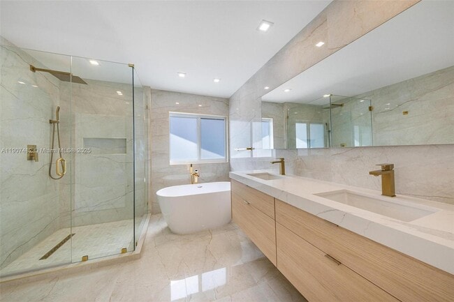 Building Photo - 242 Palm Ave