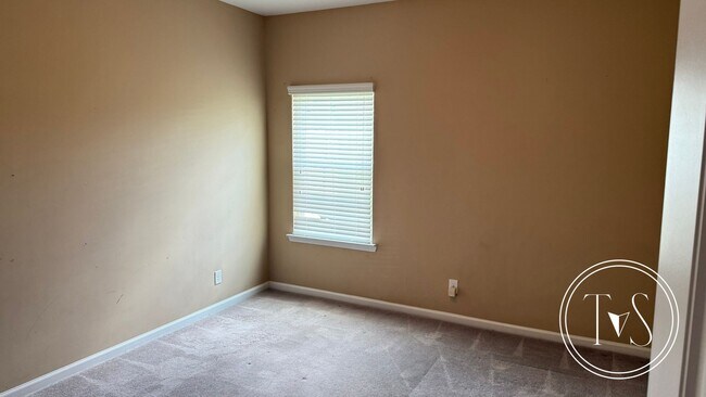 Building Photo - 639 Red Oak Ln