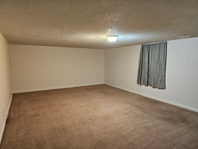 Building Photo - 1162 Cree Dr