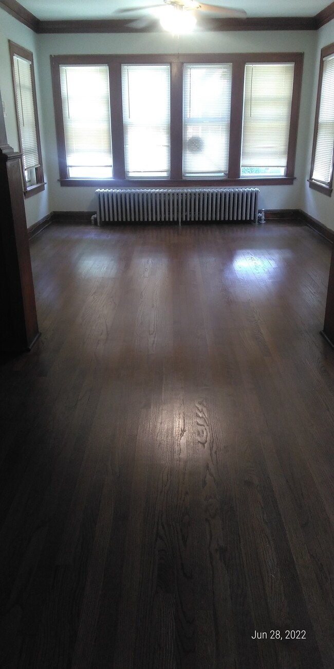 Primary Photo - 9204 S Ellis Ave