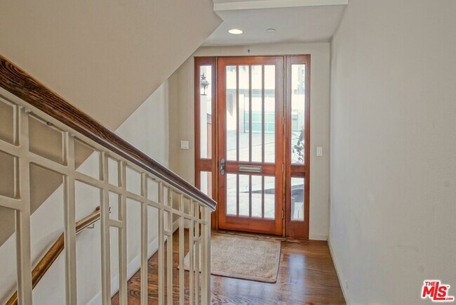 Building Photo - 308 Gull St