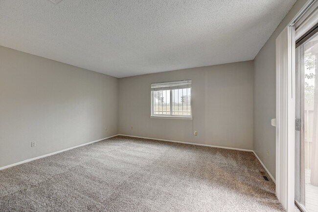 Building Photo - $2,495 2 Bed, 2 Bath Townhome in Aurora wi...