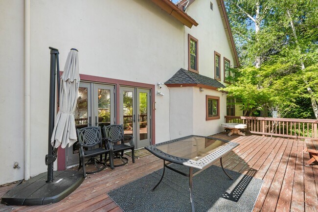 Building Photo - Brilliant Tavern Bay Home