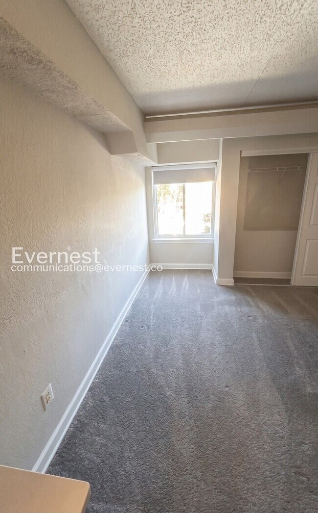 Building Photo - 1 Bed/1 Bath Condo with Modern Amenities / Pet-Friendly / Available Soon!
