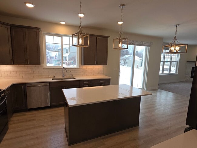 Building Photo - 4 bedroom Sussex home in Village Estates