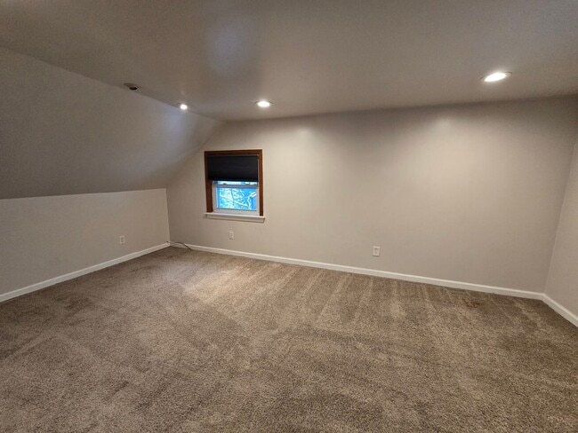 Building Photo - Beautiful 3 Bedroom 2 Full Bathroom Home in Penn Hills - Available NOW!