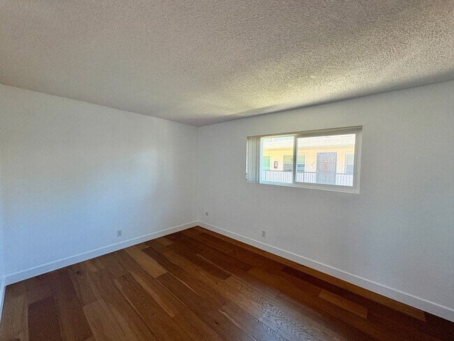 Building Photo - Amazing Two Bed 1.5 Bath Condo - University Heights - Garage & Driveway Parking