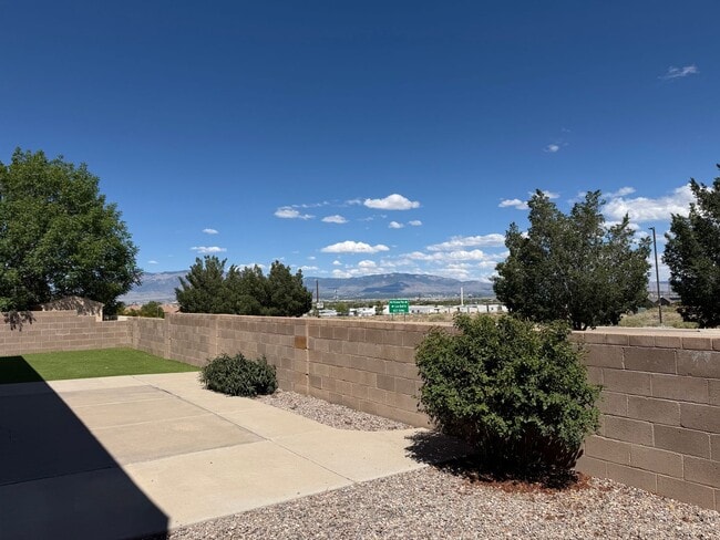 Building Photo - Contemporary 3 Bedroom 2 Bathroom Home Located In NW Albuquerque!