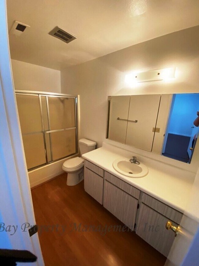 Building Photo - Rent Reduced! 3 bedroom Creekside townhouse, off Highway 68